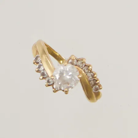 Ring stl:17¼ bredd 10mm vita stenar 18K 3,0g.