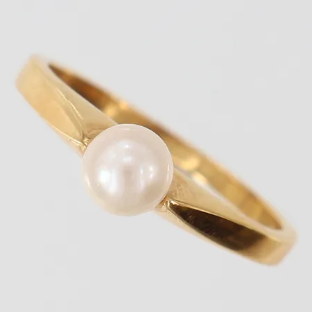 Ring med odlad pärla stl:19½ bredd 1,8-6mm GHA 18K.  Vikt: 3,4 g