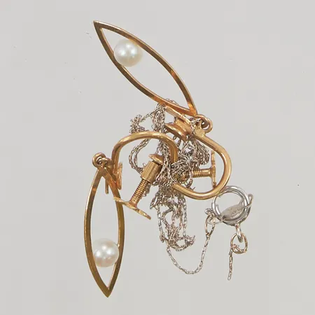 Diverse guld defekt/trassel (18K 2,3g, 14K 0,6g.) bruttovikt 2,9g.