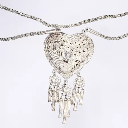 Collier med hänge i form av hjärta kedjans längd ca 60cm (ej öppningsbar) silver  Vikt: 48,5 g