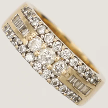 Ring med diamanter 3 x 0,10-0,16ct + 22 x 0,02ct + baguettslipad 10 x 0,0025ct Guldfynd stl:17¾, bredd 7,3mm, 18K Vikt: 9,3 g