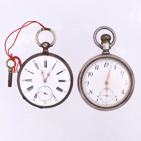 Lokur märkt Omega i locket, slitage/fungerar ej,diameter ca 5 cm,silver + fickur nyckeldrag,slitage/fungerar ej,diameter 5 cm,silver.