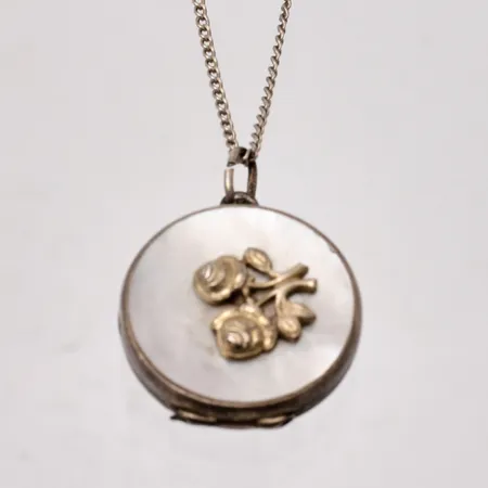  Hänge med kedja 19,8x27mm pärlemor, repig och buklor, kedja Pansar 53cm, bredd 1,1mm, 830/1000, 6,43g.