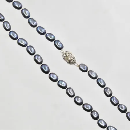 Pärlcollier med 52 odlade sötvattenpärlor stl:7x4-5mm, färgade pärlor, längd ca 44 cm, lås i silver. Vikt: 0 g