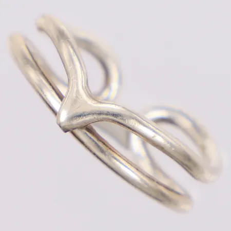 Ring stl:17 bredd 3,9-6,8mm, skev, silver 925/1000 Vikt: 2,7 g