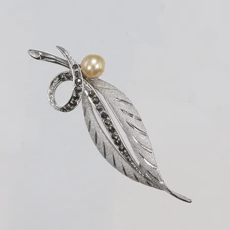 Brosch i form av fjäder med markasiter med plastdetalj 65x20mm silver 830/1000 Vikt: 8 g