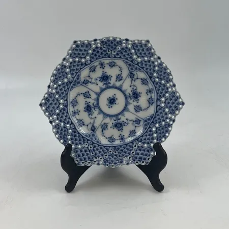 ROYAL COPENHAGEN. "musselmalet", helblond, assiett nummer 1144,diameter ca 16 cm.