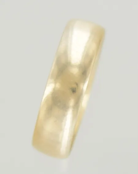 Ring stl 17 bredd 2,8mm, gravyr. 18K Vikt: 7,3 g