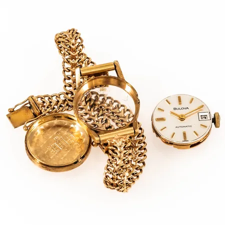 Defekt damur 18K med 18K band. Boett Ø 19,4 mm med gravyr. Bruttovikt 22,1g. Går ej, sprucket glas. Guldvikt utan verk & glas ca 16g.