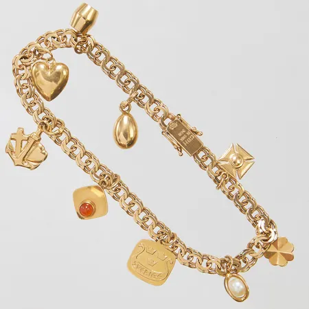 Armband Bismarck längd: 19,5cm, bredd: 5,2mm, nio integrerade berlocker varav en bucklig, svenska stämplar, 18K Vikt: 15,8 g