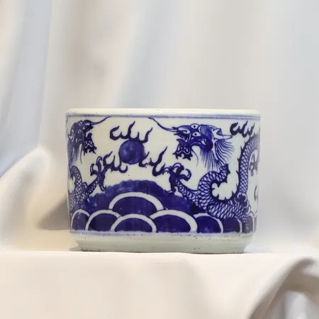 Rökelsekar med dekor av drakar jagandes den flammande pärlan, höjd 15cm Ø21cm med sprickor och slitage 1900-tal  Skickas med postpaket.