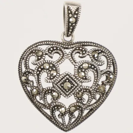 Hänge med markasiter Guldfynd längd 30mm, inklusive ögla, bredd 26mm, 925/1000 silver Vikt: 4,1 g