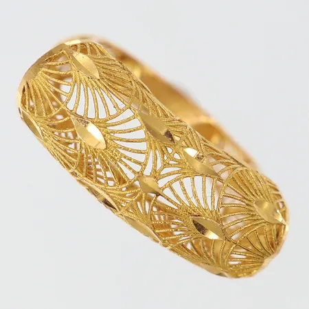 Ring genombruten dekor stl:17½, bredd 4-10mm 21K Vikt: 3,6 g