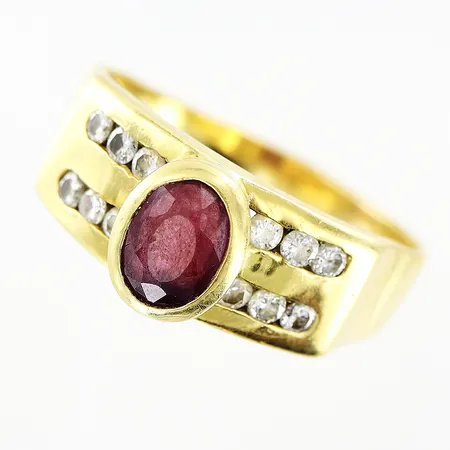 Ring diamanter 12 x ca 0,02ct röd sten stl:19½ bredd 3-8mm ojämn/skev skena 14K.  Vikt: 6,9 g