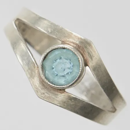 Ring med blå syntetisk sten stl:17, bredd: 3,4-9,8mm, finska stämplar, silver 925/1000 Vikt: 2 g
