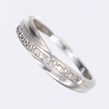 Ring med dia 13x ca 0,005ct stl: 13¾ bredd 1-3mm vitguld ojämn skena 18K Vikt: 1 g