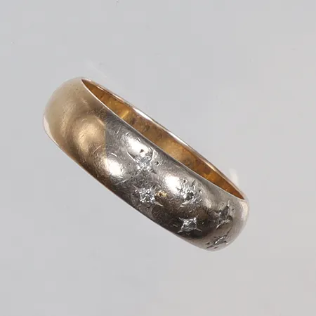 Ring med diamanter totalt 0,12ct enligt gravyr stl: 17½ bredd 5mm, rödguld/vitguld, 18K Vikt: 5,7 g