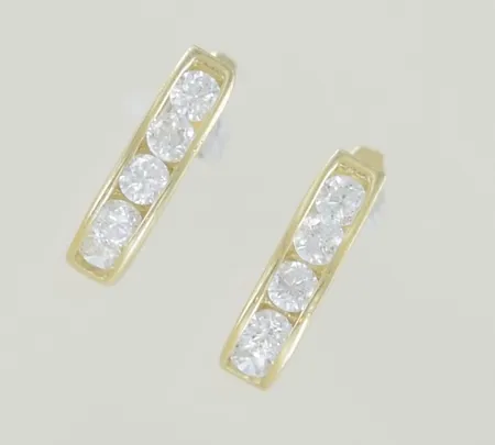 Ett par örhängen med sten höjd 9,9mm, 18K Vikt: 1 g