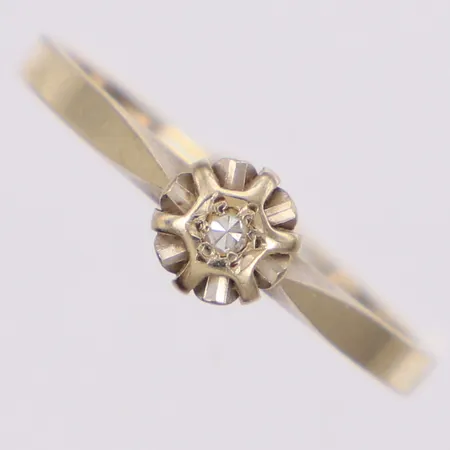 Ring med diamant 1xca0,02ct åttkantslipad stl:17, bredd 1,8-5,4mm, vitguld, 18K Vikt: 2,1 g