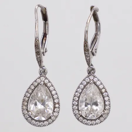 Ett par örhängen med vita stenar längd 30mm bredd 1-9,8mm, en sten saknas,  silver 925/1000 Vikt: 3,6 g