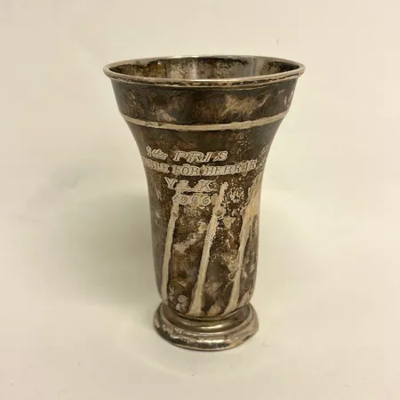 Pokal Guldsmedsaktiebolaget i Stockholm år 1926 höjd ca 9,5cm Ø ca 6,5cm, gravyr, silver 830/1000 Vikt: 73,5 g