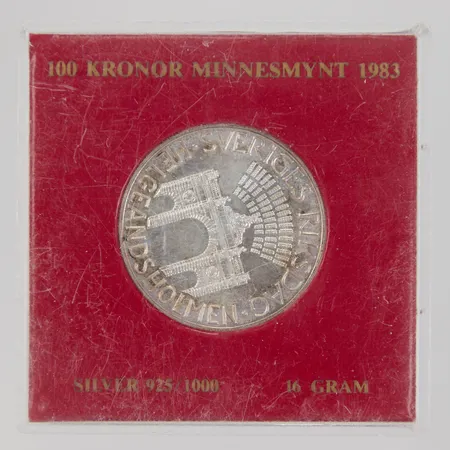  Minnesmynt Sveriges riksdag Helgeandsholmen år 1983 nominellt värde 100kr, plast etui Silver 925/1000    Vikt: 16 g