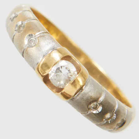Ring med vita stenar stl18½, bredd 3-5mm, tvåfärgad, bruksslitage, 18K Vikt: 4,7 g