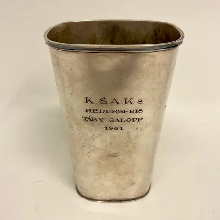 Bägare Hallbergs Guldsmeds Ab Stockholm år 1960 höjd 13,5cm, gravyr, silver 925/1000 Vikt: 220,5 g