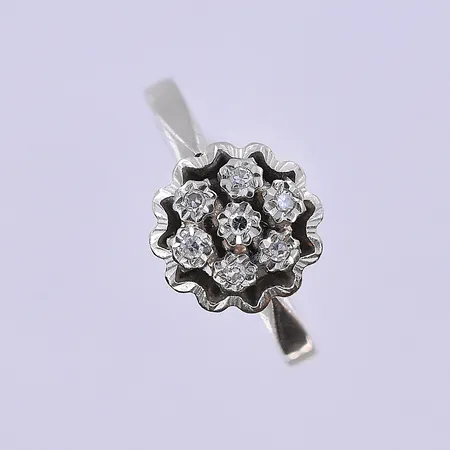 Ring med vita stenar stl:16¼, bredd 2-10 mm vitguld 18K. Vikt: 3,1 g