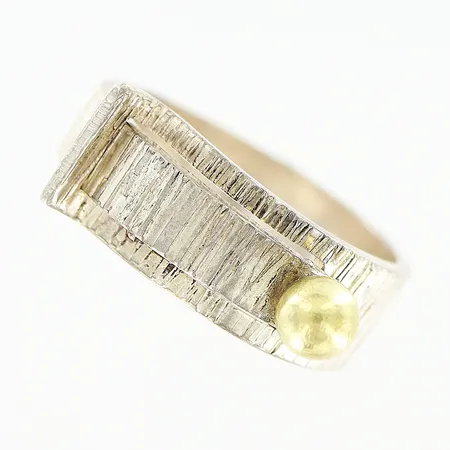 Ring stl:16½ bredd 5-6mm förgylld detalj, svensk importstämpel, silver 830/1000.  Vikt: 2,9 g