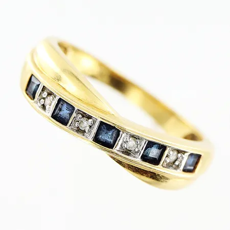 Ring diamanter 4 x ca 0,01ct blå stenar stl:18 bredd 2-5mm 18K.  Vikt: 3,5 g