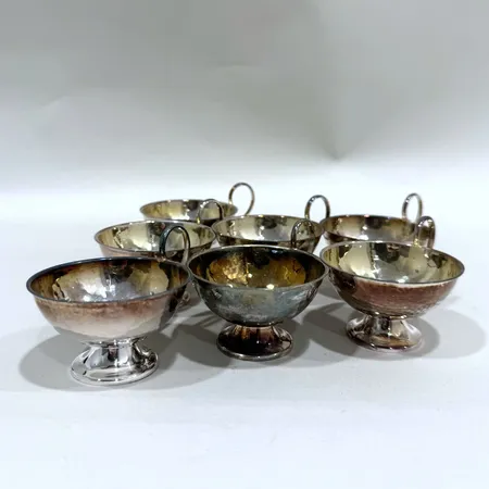 Punschkoppar med hamrad dekor, 7 stycken, delvis förgyllda, höjd ca 4cm, silver 830/1000 Vikt: 217,4 g