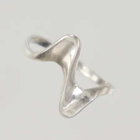 Ring Stl:17½, bredd 15mm, något skev skena, Silver 925/1000 Vikt: 1,1 g