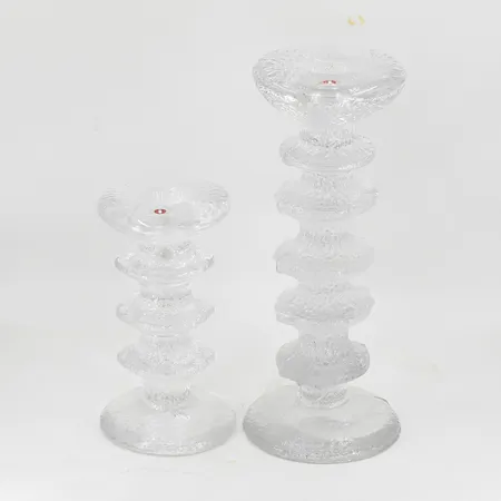 Två ljusstakar Festivo av Timo Sarpaneva för Iittala 5 och 3 ringar höjd 21½ och 14 cm Ø 7- 8cm, etikettmärkta, ej signerade, klarglas. Skickas med postpaket.