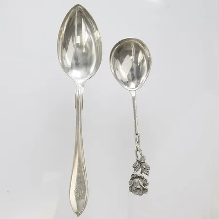 2 Skedar udda monogramgravyr repor silver 830/1000 Vikt: 85,9 g