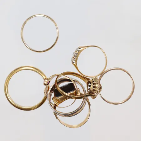 Diverse guld med stenar, defekt, gravyr, detaljer i silver 18K Vikt: 35,9 g