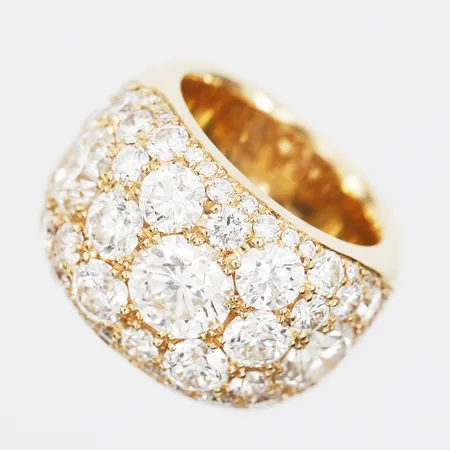 Ring med briljantslipade diamanter totalt ca 7,00ct, mittsten ca 1,15ct, sidostenar 2 x ca 0,80ct, kvalitet ca W-Cr(H-J)/VVS-VS, stl: 15¼, 18K. Vikt: 24 g