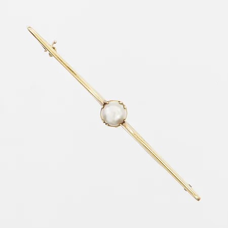 Brosch med odlad pärla, längd ca 65mm. 18K Vikt: 4,4 g