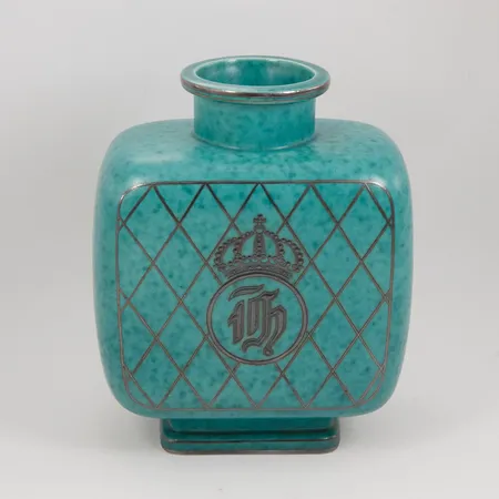 Vas Wilhelm Kåge Argenta 1236, höjd ca 19cm, gittermönster i silver, Husqvarna logo, glaserat stengods, Gustavsberg, Skickas med paket.