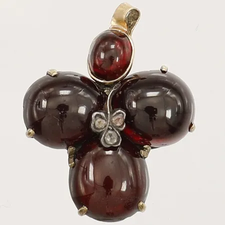 Del av hänge klöver med cabochonslipade granater samt silverinfattade rosenslipade diamanter, Viktorianskt, längd 30mm, bredd 23mm, bucklig krok, ostämplat, 14K Vikt: 6,6 g