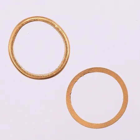 Ringar 2 st med gravyrer,23k. Vikt: 5 g