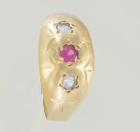 Ring med stenar stl 17½ mm bredd 9,4 mm ojämn skena 18K Vikt: 1,6 g