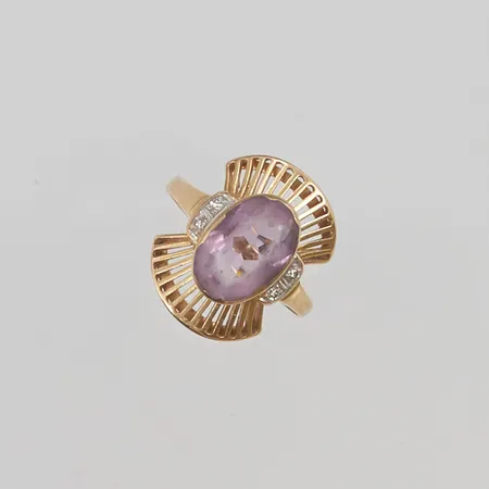 Ring 4x diamanter totalt 0,06ctv stl:17½ bredd 20mm, sliten ametist, 18K 5,3g.