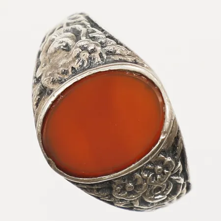 Klackring med floral dekor samt karneolplatta, stl:20, bredd 14,8mm, bucklig, silver Vikt: 7,4 g