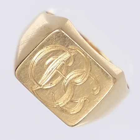 Ring s k klackring stl: 18 bredd 3-10mm graverad med monogram OBG(?) gravyr 18K Vikt: 5,1 g