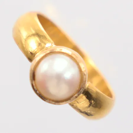Ring med pärla stl: 16¾, gravyr, 23K. Vikt: 5,7 g