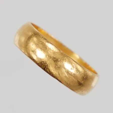 Ring Slät stl:18¼ bredd 6mm, gravyr 23K Vikt: 6,6 g