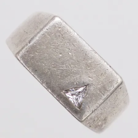 Klackring med vit sten Guldfynd stl:20¾ bredd 5,5-11,2mm silver 925/1000 Vikt: 11,4 g