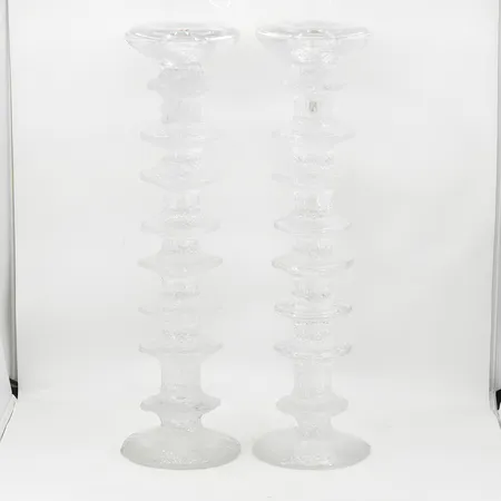 Två ljusstakar Festivo av Timo Sarpaneva för Iittala 8 ringar höjd 31 cm Ø 8cm, etikettmärkta, ej signerade, klarglas. Skickas med postpaket.