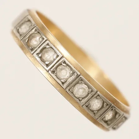 Ring tvåtonad med vita stenar stl:16¾, bredd 4,4mm, skev, 18K Vikt: 3,3 g